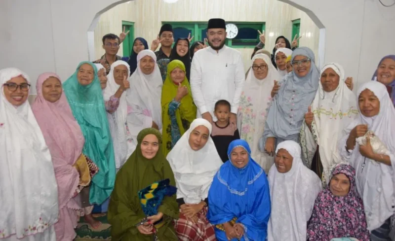 Wali Kota Padang Fadly Amran menutup rangkaian kunjungan Safari Ramadhan 1447 H Pemko Padang di Musala Singapura, Kelurahan Pasar Ambacang, Kecamatan Kuranji, Senin (16/3/2026). (Foto: Prokopim Padang)