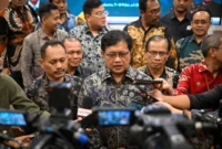 Wakil Menteri Transmigrasi, Viva Yoga Mauladi memberikan keterangan kepada wartawan di Kantor Kementrans pada 16 Maret 2026. (Foto: Kementrans)