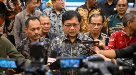 Wakil Menteri Transmigrasi, Viva Yoga Mauladi memberikan keterangan kepada wartawan di Kantor Kementrans pada 16 Maret 2026. (Foto: Kementrans)