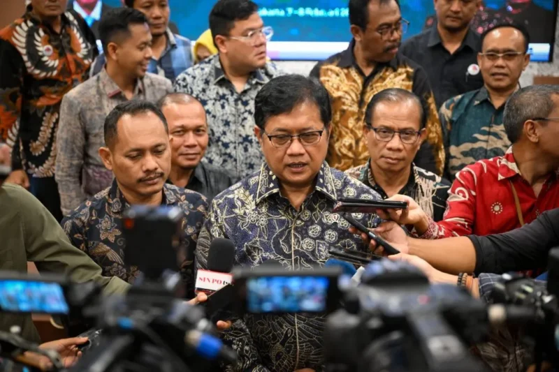 Wakil Menteri Transmigrasi, Viva Yoga Mauladi memberikan keterangan kepada wartawan di Kantor Kementrans pada 16 Maret 2026. (Foto: Kementrans)