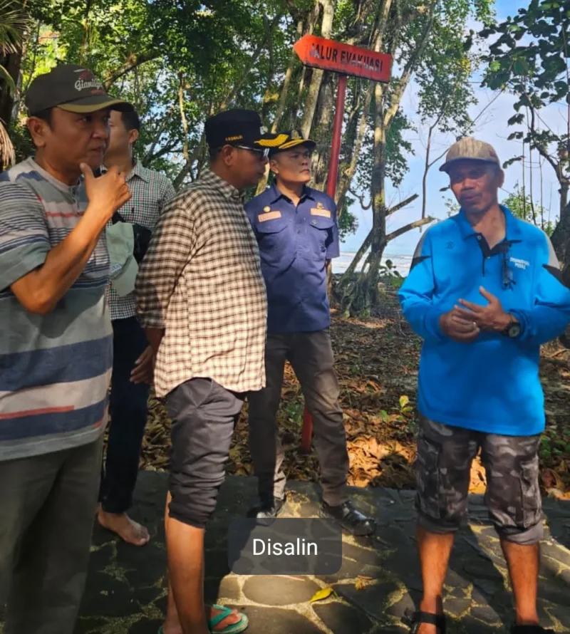 Wakil Bupati Pessel, Risnaldi Ibrahim saat meninjau Pulau Semangki Ketek dan Gadang, Minggu. (Foto: Dok. Zal)