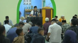 Wakil Gubernur Sumbar, Vasko Ruseimy saat Safari Ramadan di Masjid Ummul Mukminin, Desa Mara, Kecamatan Sipora Selatan, Kabupaten Kepulauan Mentawai, Jumat (6/3/2026). (Foto: ADPSB)