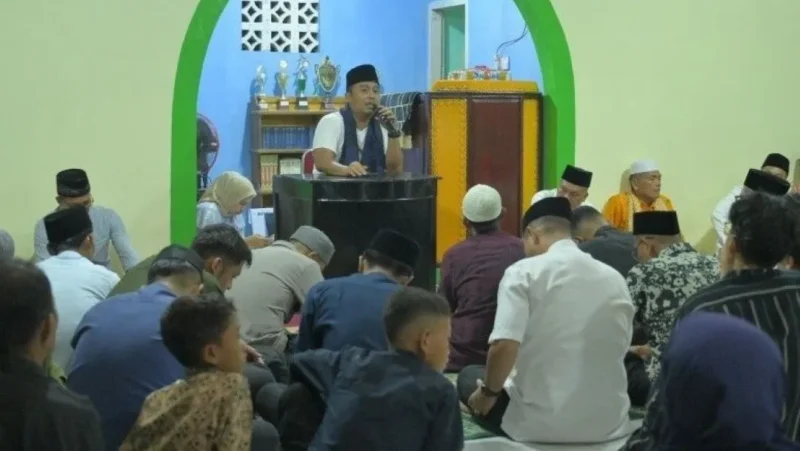 Wakil Gubernur Sumbar, Vasko Ruseimy saat Safari Ramadan di Masjid Ummul Mukminin, Desa Mara, Kecamatan Sipora Selatan, Kabupaten Kepulauan Mentawai, Jumat (6/3/2026). (Foto: ADPSB)