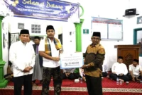 Wakil Gubernur Sumbar, Vasko Ruseimy menyerahkan bantuan hibah Pemprov Sumbar untuk Masjid Nurul Ishlah, Komplek Taruko IV, Kelurahan Bungo Pasang, Kota Padang, Minggu (1/3/2026). (Foto: ADPSB)