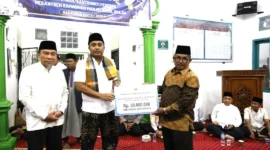 Wakil Gubernur Sumbar, Vasko Ruseimy menyerahkan bantuan hibah Pemprov Sumbar untuk Masjid Nurul Ishlah, Komplek Taruko IV, Kelurahan Bungo Pasang, Kota Padang, Minggu (1/3/2026). (Foto: ADPSB)