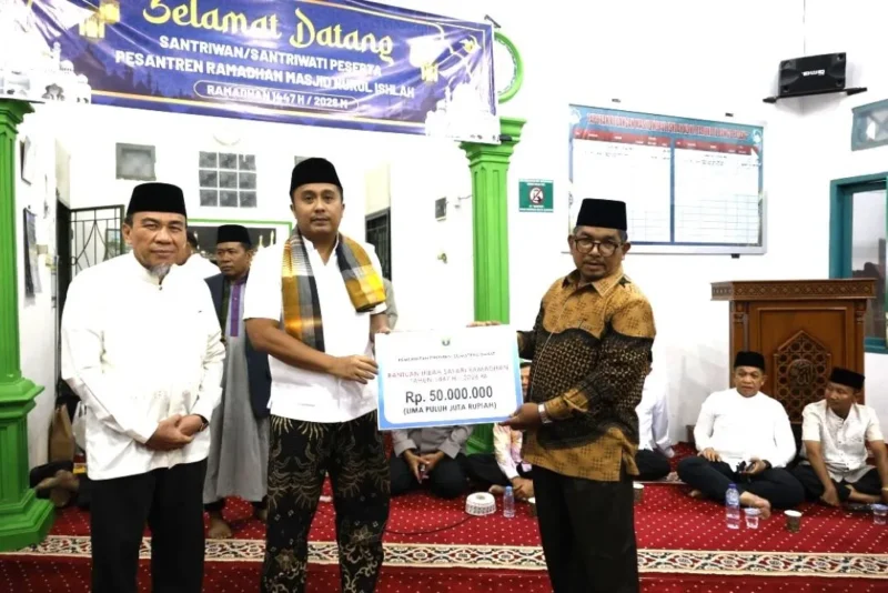 Wakil Gubernur Sumbar, Vasko Ruseimy menyerahkan bantuan hibah Pemprov Sumbar untuk Masjid Nurul Ishlah, Komplek Taruko IV, Kelurahan Bungo Pasang, Kota Padang, Minggu (1/3/2026). (Foto: ADPSB)