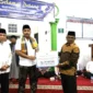 Wakil Gubernur Sumbar, Vasko Ruseimy menyerahkan bantuan hibah Pemprov Sumbar untuk Masjid Nurul Ishlah, Komplek Taruko IV, Kelurahan Bungo Pasang, Kota Padang, Minggu (1/3/2026). (Foto: ADPSB)