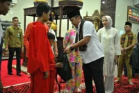 Wakil Gubernur Sumbar, Vasko Ruseimy menyerahkan tas sekolah bagi pelajar saat Safari Ramadan di Masjid Nurul Huda Sungai Kambut, Dharmasraya, Selasa (10/3/2026). (Foto: Pemkab Dharmasraya)