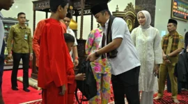 Wakil Gubernur Sumbar, Vasko Ruseimy menyerahkan tas sekolah bagi pelajar saat Safari Ramadan di Masjid Nurul Huda Sungai Kambut, Dharmasraya, Selasa (10/3/2026). (Foto: Pemkab Dharmasraya)