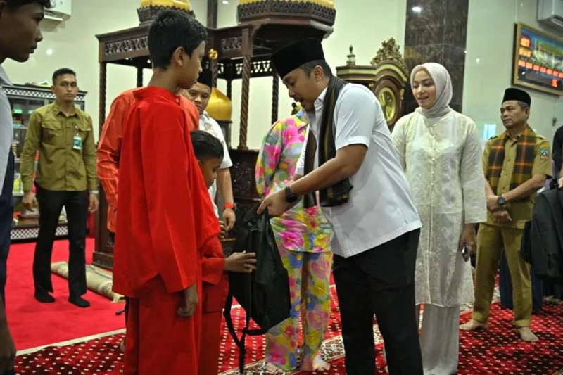 Wakil Gubernur Sumbar, Vasko Ruseimy menyerahkan tas sekolah bagi pelajar saat Safari Ramadan di Masjid Nurul Huda Sungai Kambut, Dharmasraya, Selasa (10/3/2026). (Foto: Pemkab Dharmasraya)