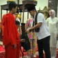 Wakil Gubernur Sumbar, Vasko Ruseimy menyerahkan tas sekolah bagi pelajar saat Safari Ramadan di Masjid Nurul Huda Sungai Kambut, Dharmasraya, Selasa (10/3/2026). (Foto: Pemkab Dharmasraya)