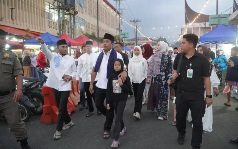 Wakil Gubernur Sumbar, Vasko Ruseimy mengunjungi Pasar Kuliner (Paskul) di kawasan Pasar Pusat, Padang Panjang, Sabtu (14/3/2026). (Foto: Kominfo Padang Panjang)