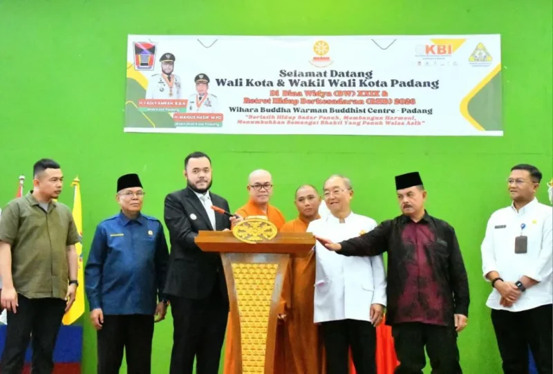Wali Kota Padang, Fadly Amran membuka kegiatan Bina Widya XXIX dan Retret Hidup Berkesadaran (RHB) 2026, di Gedung Sekolah Nasional Plus (SNP) Manjushri, Rabu (11/3/2026). (Foto: Pemko Padang)