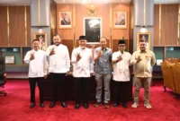 Wali Kota Padang Fadly Amran saat menemui Direktur Perlindungan dan Pengelolaan Mutu Air Kementerian Lingkungan Hidup/Badan Pengendalian Lingkungan Hidup (KLH/BPLH) di Ruang Kerja Gubernur Sumbar, Jumat (27/3/2026). (Foto: Prokopim Padang)