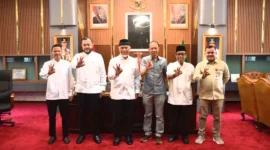 Wali Kota Padang Fadly Amran saat menemui Direktur Perlindungan dan Pengelolaan Mutu Air Kementerian Lingkungan Hidup/Badan Pengendalian Lingkungan Hidup (KLH/BPLH) di Ruang Kerja Gubernur Sumbar, Jumat (27/3/2026). (Foto: Prokopim Padang)