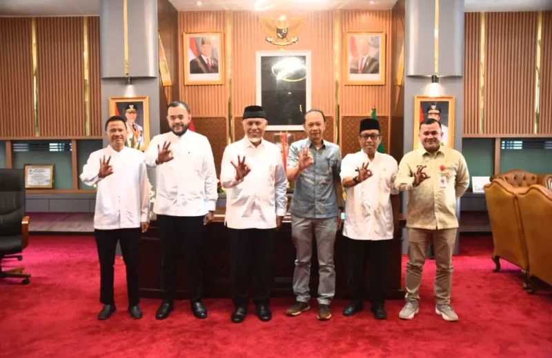Wali Kota Padang Fadly Amran saat menemui Direktur Perlindungan dan Pengelolaan Mutu Air Kementerian Lingkungan Hidup/Badan Pengendalian Lingkungan Hidup (KLH/BPLH) di Ruang Kerja Gubernur Sumbar, Jumat (27/3/2026). (Foto: Prokopim Padang)