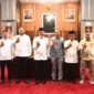 Wali Kota Padang Fadly Amran saat menemui Direktur Perlindungan dan Pengelolaan Mutu Air Kementerian Lingkungan Hidup/Badan Pengendalian Lingkungan Hidup (KLH/BPLH) di Ruang Kerja Gubernur Sumbar, Jumat (27/3/2026). (Foto: Prokopim Padang)