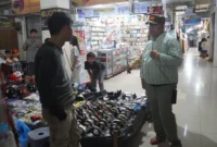 Wali Kota Padang Panjang, Hendri Arnis meninjau penataan pedagang musiman di kawasan Pasar Pusat, Minggu (8/3/2026) malam. (Foto: Kominfo Padang Panjang)