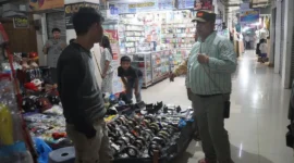 Wali Kota Padang Panjang, Hendri Arnis meninjau penataan pedagang musiman di kawasan Pasar Pusat, Minggu (8/3/2026) malam. (Foto: Kominfo Padang Panjang)