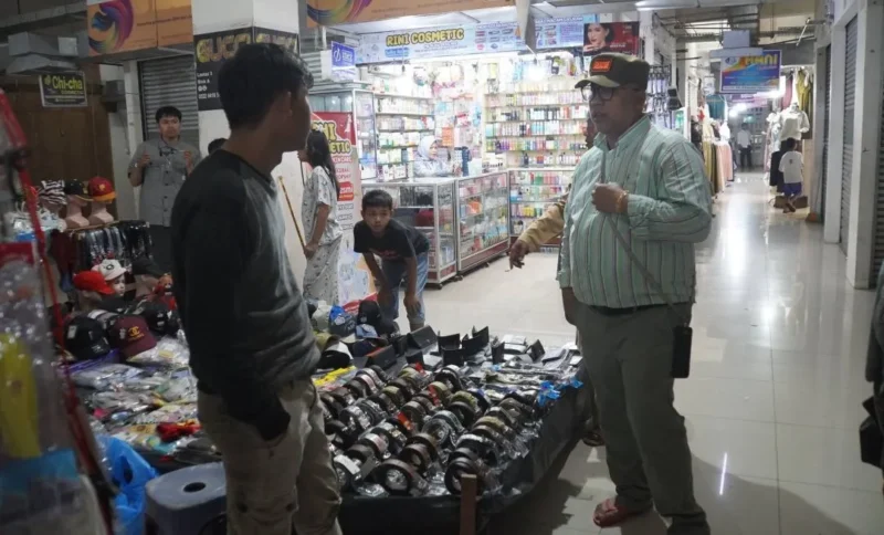 Wali Kota Padang Panjang, Hendri Arnis meninjau penataan pedagang musiman di kawasan Pasar Pusat, Minggu (8/3/2026) malam. (Foto: Kominfo Padang Panjang)