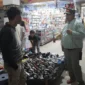 Wali Kota Padang Panjang, Hendri Arnis meninjau penataan pedagang musiman di kawasan Pasar Pusat, Minggu (8/3/2026) malam. (Foto: Kominfo Padang Panjang)