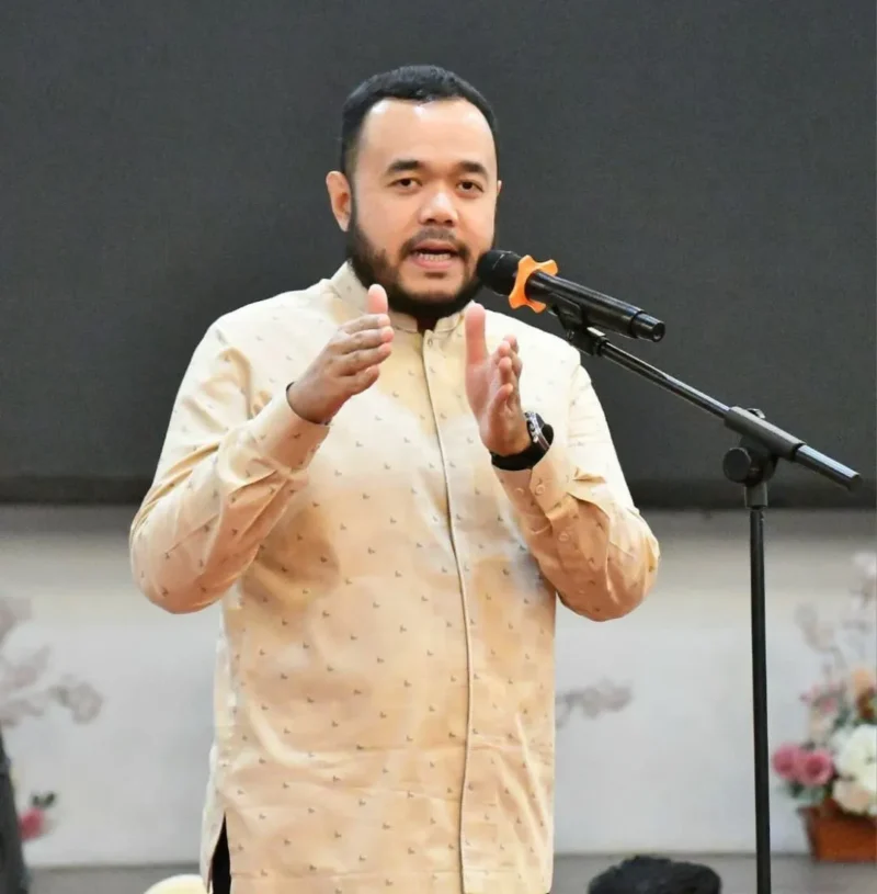 Wali Kota Padang, Fadly Amran menggelar buka puasa bersama jajaran Perumda Air Minum Padang, PSM, Bapenda, para camat, lurah, dan anggota Forum RT/RW se-Kota Padang di Bagindo Aziz Chan Youth Center, Senin (16/3/2026). (Foto: Prokopim Padang)