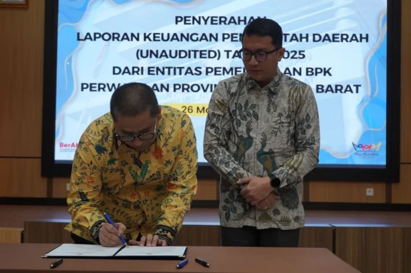 Wali Kota Padang Panjang saat penyerahan LKPD 2025 unaudited di Kantor BPK Sumbar, Kamis (26/3/2026). (Foto: Kominfo Padang Panjang)