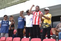 Wali Kota Padang Fadly Amran menyaksikan langsung pertandingan semifinal Liga 4 Sumbar leg pertama antara PSP Padang menghadapi Kompak FC Kampung Pisang di Stadion Utama Sumatera Barat, Lubuk Alung, Minggu (29/3/2026). (Foto: Prokopim Padang)