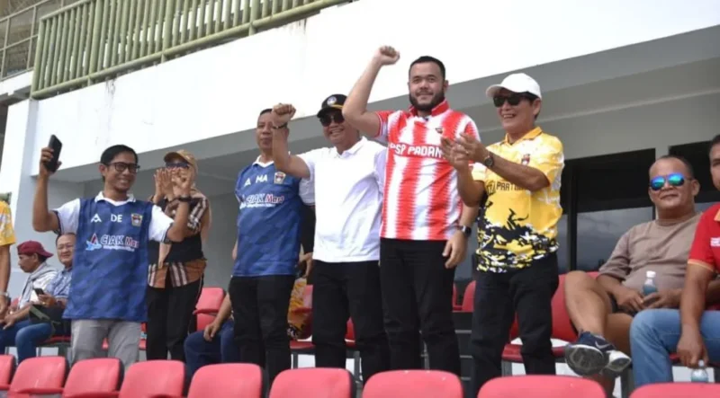 Wali Kota Padang Fadly Amran menyaksikan langsung pertandingan semifinal Liga 4 Sumbar leg pertama antara PSP Padang menghadapi Kompak FC Kampung Pisang di Stadion Utama Sumatera Barat, Lubuk Alung, Minggu (29/3/2026). (Foto: Prokopim Padang)