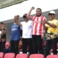 Wali Kota Padang Fadly Amran menyaksikan langsung pertandingan semifinal Liga 4 Sumbar leg pertama antara PSP Padang menghadapi Kompak FC Kampung Pisang di Stadion Utama Sumatera Barat, Lubuk Alung, Minggu (29/3/2026). (Foto: Prokopim Padang)