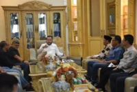 Wali Kota Padang Fadly Amran menerima kunjungan perwakilan pedagang dan pengelola Plaza Andalas dan Ramayana di kediamannya, Jumat (13/3/2026). (Foto: Prokopim Padang)