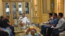 Wali Kota Padang Fadly Amran menerima kunjungan perwakilan pedagang dan pengelola Plaza Andalas dan Ramayana di kediamannya, Jumat (13/3/2026). (Foto: Prokopim Padang)