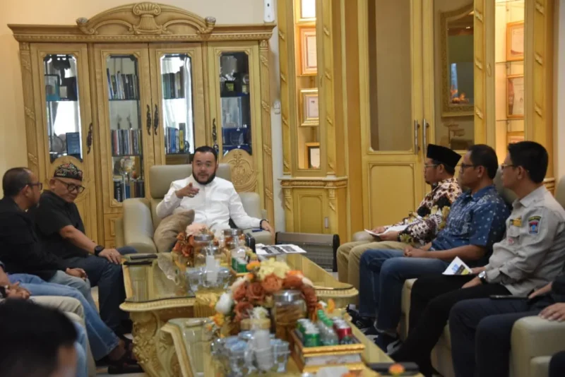 Wali Kota Padang Fadly Amran menerima kunjungan perwakilan pedagang dan pengelola Plaza Andalas dan Ramayana di kediamannya, Jumat (13/3/2026). (Foto: Prokopim Padang)