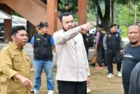 Wali Kota Padang, Fadly Amran usai memimpin gotong royong bersama personel DLH Padang dan masyarakat di kawasan Pantai Air Manis, Senin (16/3/2026). (Foto: Prokopim Padang)