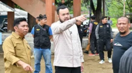 Wali Kota Padang, Fadly Amran usai memimpin gotong royong bersama personel DLH Padang dan masyarakat di kawasan Pantai Air Manis, Senin (16/3/2026). (Foto: Prokopim Padang)