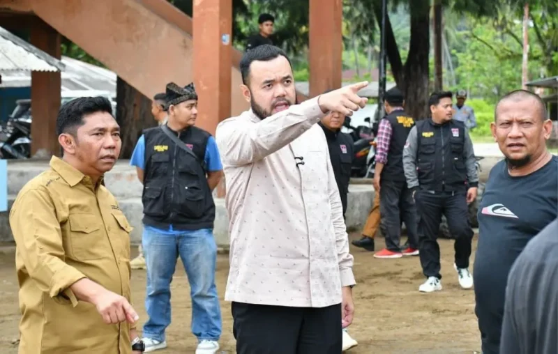 Wali Kota Padang, Fadly Amran usai memimpin gotong royong bersama personel DLH Padang dan masyarakat di kawasan Pantai Air Manis, Senin (16/3/2026). (Foto: Prokopim Padang)