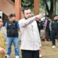Wali Kota Padang, Fadly Amran usai memimpin gotong royong bersama personel DLH Padang dan masyarakat di kawasan Pantai Air Manis, Senin (16/3/2026). (Foto: Prokopim Padang)