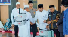 Wali Kota Solok Ramadhani Kirana Putra membuka kegiatan Bimbingan Manasik Haji bagi calon jemaah haji Kota Solok di Masjid Agung Al-Muhsinin, Sabtu (28/3/2026). (Foto: Prokopim Solok)