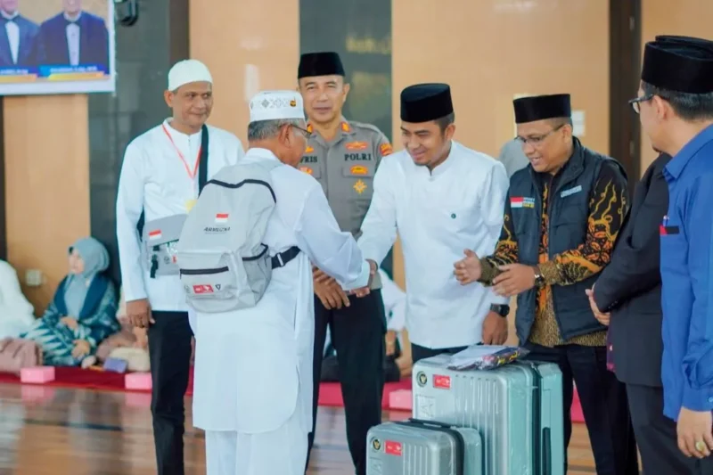 Wali Kota Solok Ramadhani Kirana Putra membuka kegiatan Bimbingan Manasik Haji bagi calon jemaah haji Kota Solok di Masjid Agung Al-Muhsinin, Sabtu (28/3/2026). (Foto: Prokopim Solok)