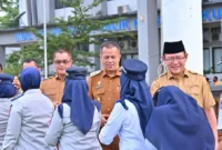 Wali Kota Payakumbuh, Zulmaeta didampingi Wakil Wali Kota Elzadaswarman bersalaman dengan para ASN usai apel bersama di Halaman Balai Kota Payakumbuh, Selasa (31/03/2026). (Foto: MC Payakumbuh)