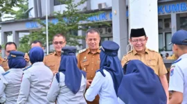 Wali Kota Payakumbuh, Zulmaeta didampingi Wakil Wali Kota Elzadaswarman bersalaman dengan para ASN usai apel bersama di Halaman Balai Kota Payakumbuh, Selasa (31/03/2026). (Foto: MC Payakumbuh)
