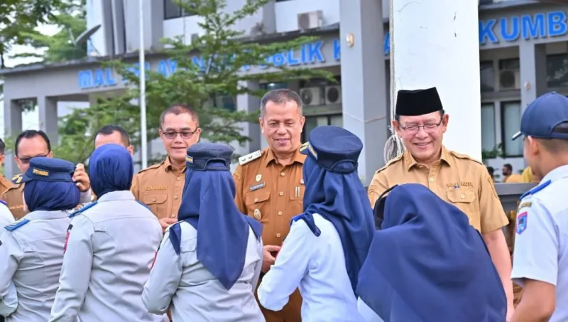 Wali Kota Payakumbuh, Zulmaeta didampingi Wakil Wali Kota Elzadaswarman bersalaman dengan para ASN usai apel bersama di Halaman Balai Kota Payakumbuh, Selasa (31/03/2026). (Foto: MC Payakumbuh)