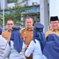 Wali Kota Payakumbuh, Zulmaeta didampingi Wakil Wali Kota Elzadaswarman bersalaman dengan para ASN usai apel bersama di Halaman Balai Kota Payakumbuh, Selasa (31/03/2026). (Foto: MC Payakumbuh)