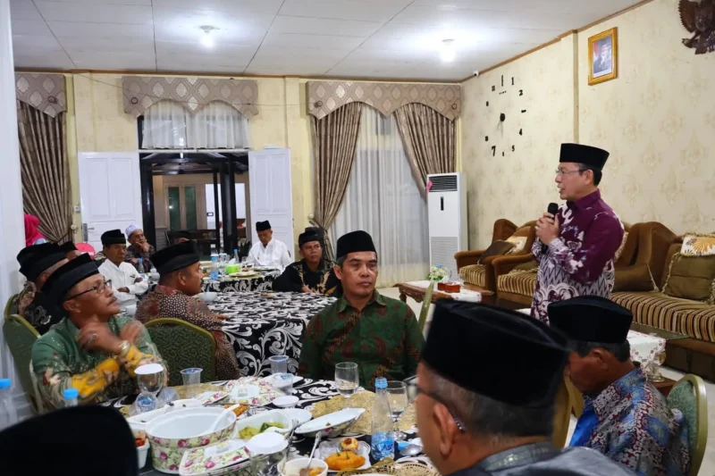 Wali Kota Payakumbuh Zulmaeta buka bersama niniak mamak dan bundo kanduang dari 10 nagari di Kota Payakumbuh di pendopo Rumah Dinas Wali Kota, Senin (9/3/2026). (Foto: MC Payakumbuh)