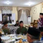 Wali Kota Payakumbuh Zulmaeta buka bersama niniak mamak dan bundo kanduang dari 10 nagari di Kota Payakumbuh di pendopo Rumah Dinas Wali Kota, Senin (9/3/2026). (Foto: MC Payakumbuh)