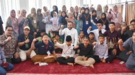 Wali Kota Padang Fadly Amran meninjau pelaksanaan Pesantren Ramadan 1447 H di Musala Al-Kautsar, Komplek Bukit Belimbing Indah–Villa Mahameru Indah, Kuranji, Minggu (1/3/2026). (Foto: Prokopim Padang)