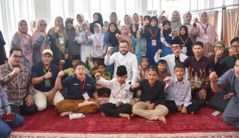 Wali Kota Padang Fadly Amran meninjau pelaksanaan Pesantren Ramadan 1447 H di Musala Al-Kautsar, Komplek Bukit Belimbing Indah–Villa Mahameru Indah, Kuranji, Minggu (1/3/2026). (Foto: Prokopim Padang)