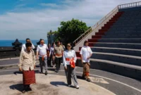 Wakil Menteri Pariwisata Ni Luh Puspa (tengah) bersama jajaran saat meninjau kesiapan destinasi unggulan di Bali yakni DTW Uluwatu pada Jumat (6/3/2026). (Foto: Kemenpar)
