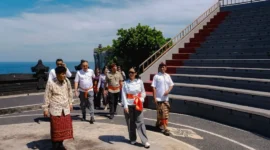 Wakil Menteri Pariwisata Ni Luh Puspa (tengah) bersama jajaran saat meninjau kesiapan destinasi unggulan di Bali yakni DTW Uluwatu pada Jumat (6/3/2026). (Foto: Kemenpar)