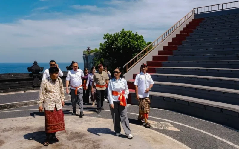 Wakil Menteri Pariwisata Ni Luh Puspa (tengah) bersama jajaran saat meninjau kesiapan destinasi unggulan di Bali yakni DTW Uluwatu pada Jumat (6/3/2026). (Foto: Kemenpar)